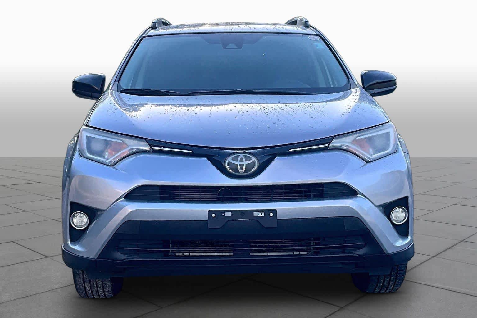 Used 2018 Toyota RAV4 LE FWD image 4