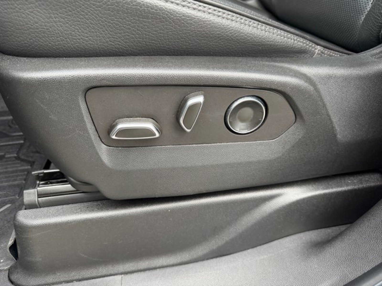 Used 2021 GMC Yukon Denali w/ LPO, Illumination Package AWD/4WD image 11
