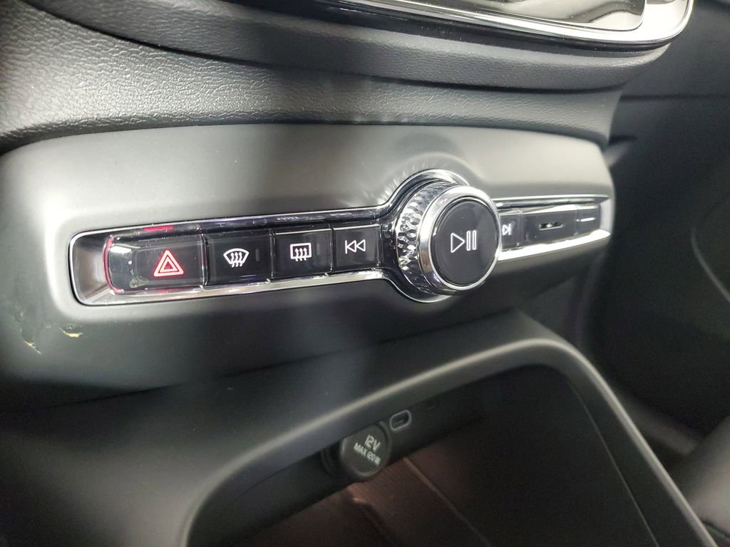 Used 2026 Volvo XC40 B5 Ultra w/ Protection Package Premier image 32