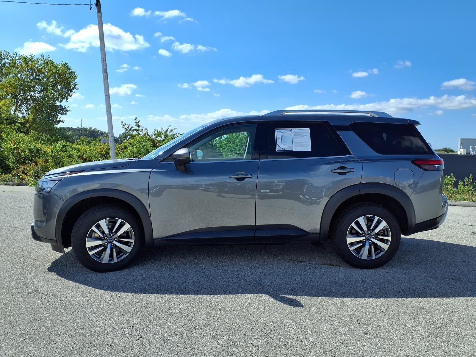 Used 2025 Nissan Pathfinder SL AWD/4WD image 36
