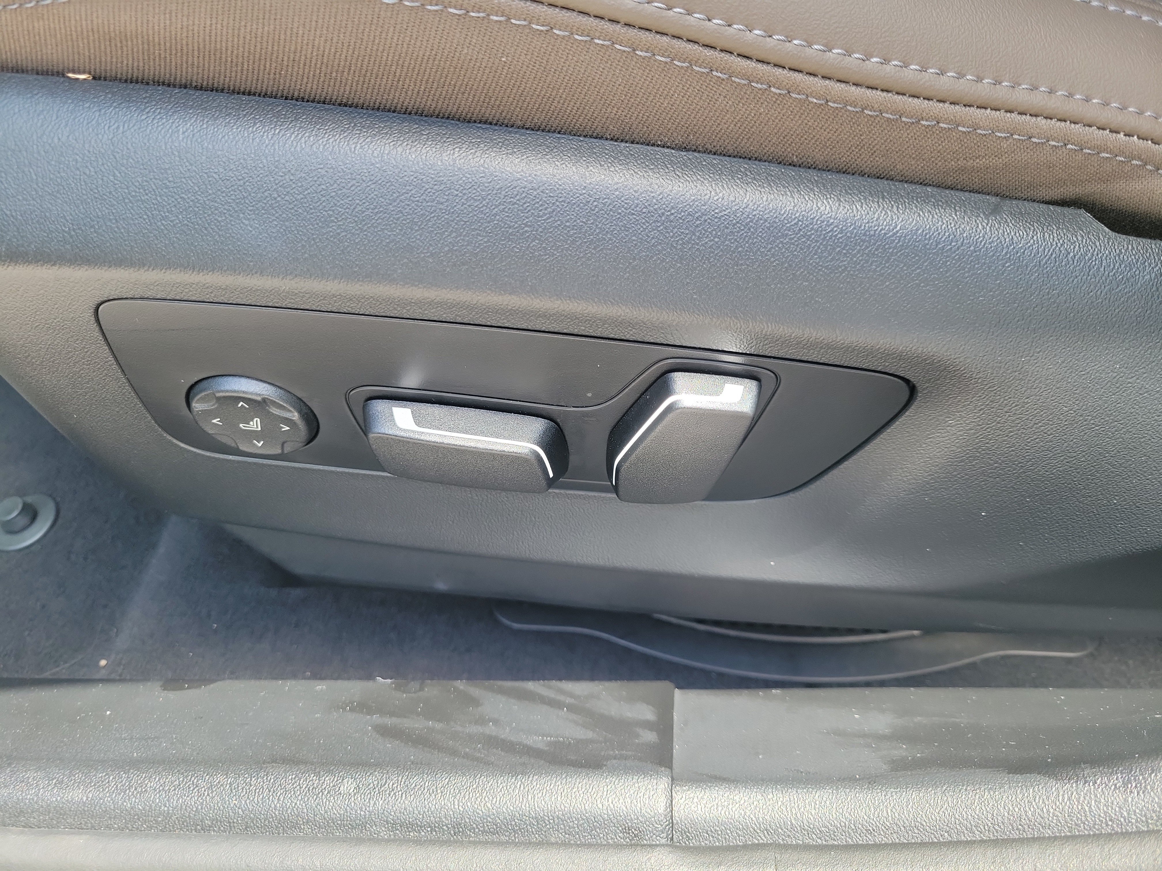 Used 2024 BMW 530i w/ Convenience Package RWD image 30