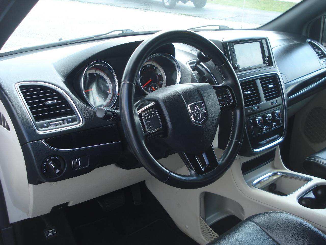 Used 2018 Dodge Grand Caravan SXT image 20
