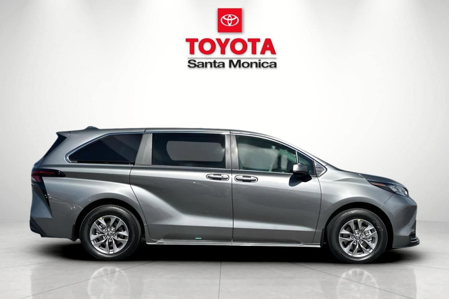 New 2026 Toyota Sienna LE FWD image 2