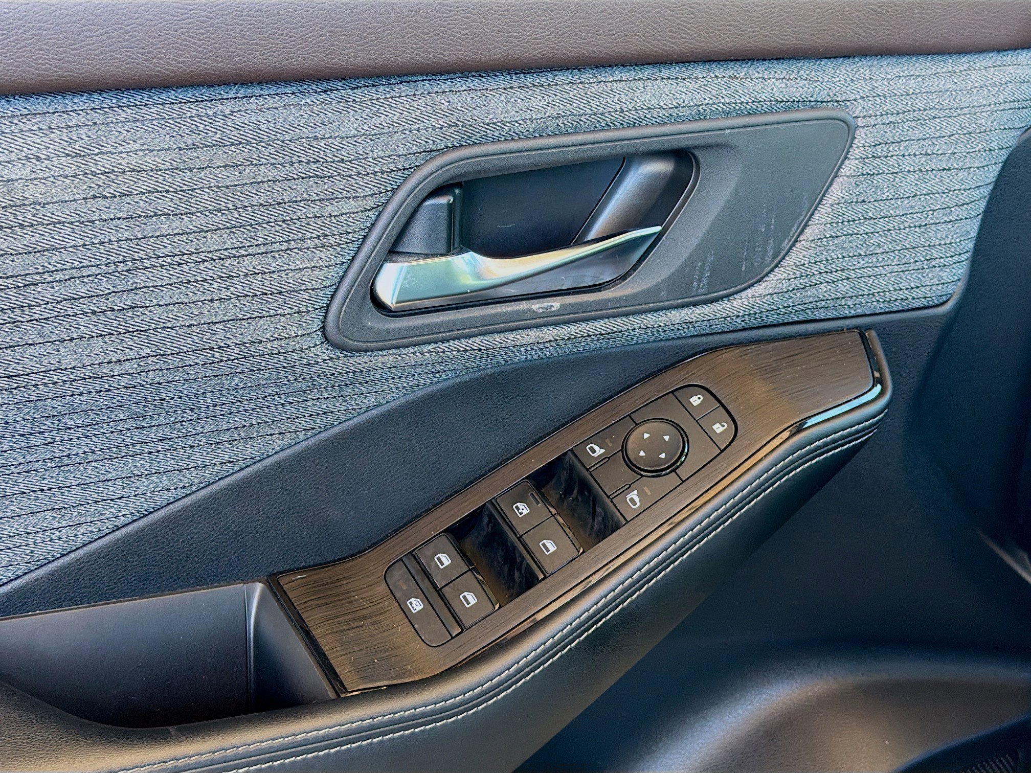 Used 2023 Nissan Rogue SV image 16