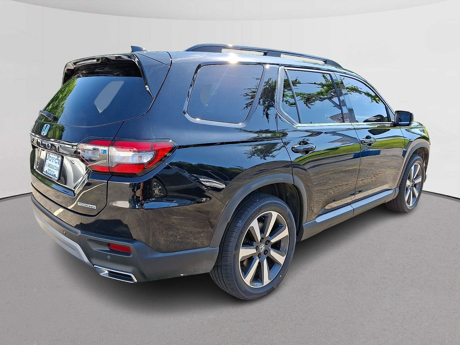 Certified 2025 Honda Pilot Touring image 11