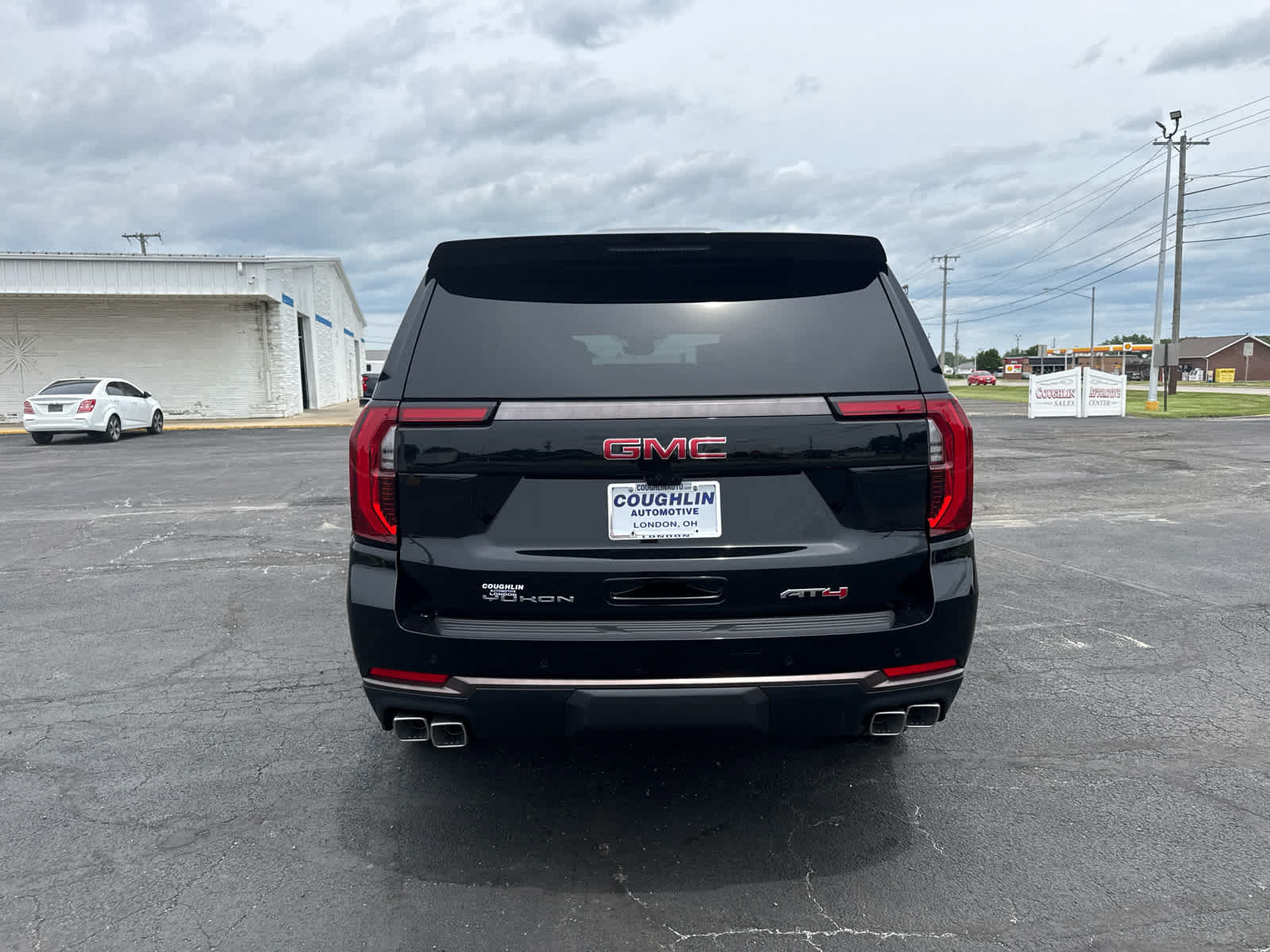New 2026 GMC Yukon XL AT4 Ultimate w/ LPO, Floor Liner Package AWD/4WD image 4