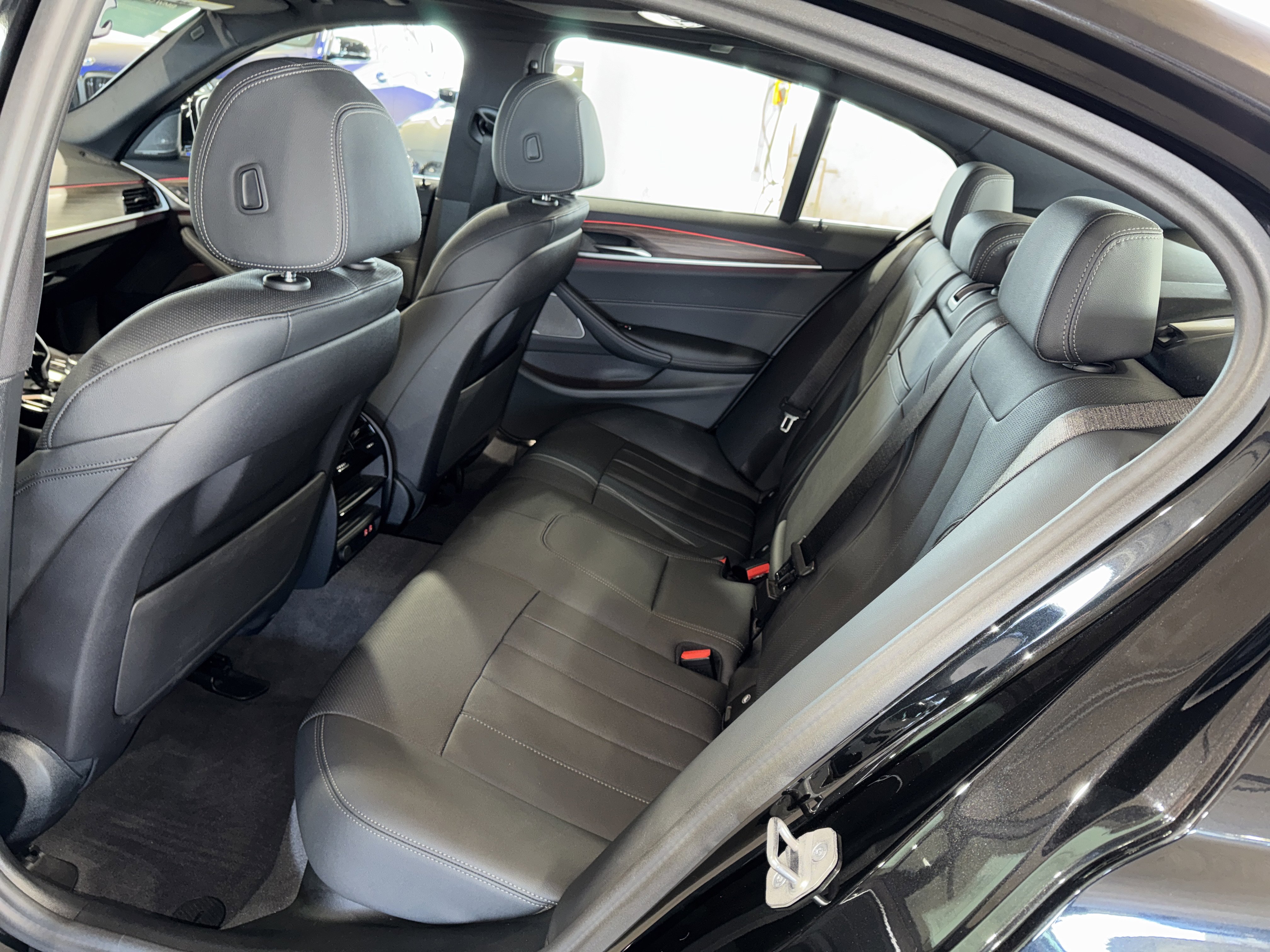 Used 2023 BMW 540i w/ Premium Package image 36