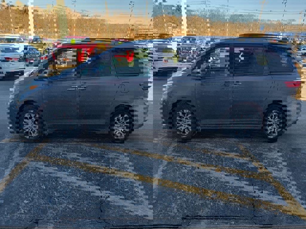 Used 2019 Toyota Sienna XLE w/ XLE Navigation Package image 8