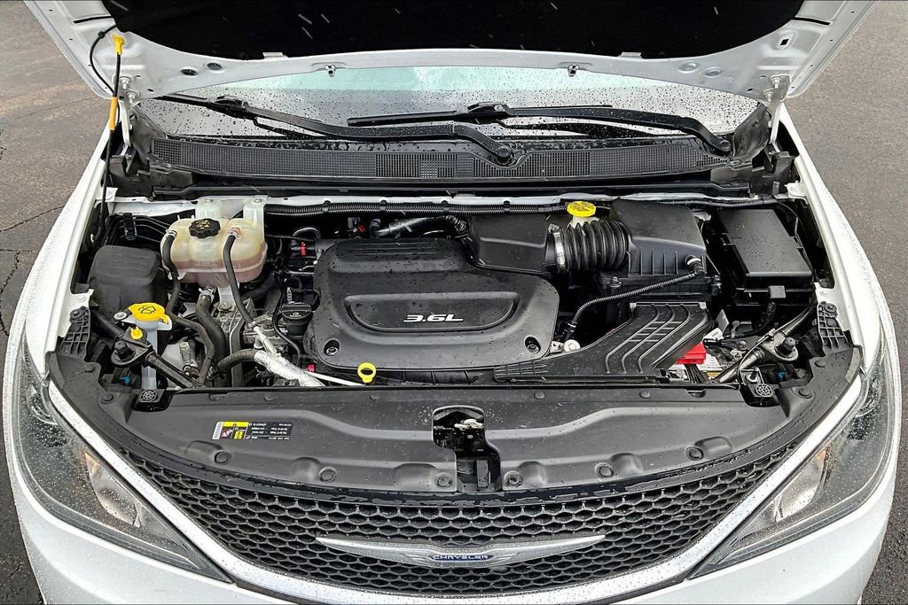 Used 2017 Chrysler Pacifica Touring Plus FWD image 33