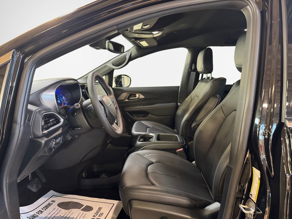 Used 2025 Chrysler Pacifica Select w/ Uconnect Theater Family Group image 12