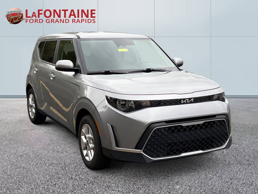 Used 2025 Kia Soul LX w/ LX Technology Package FWD image 3