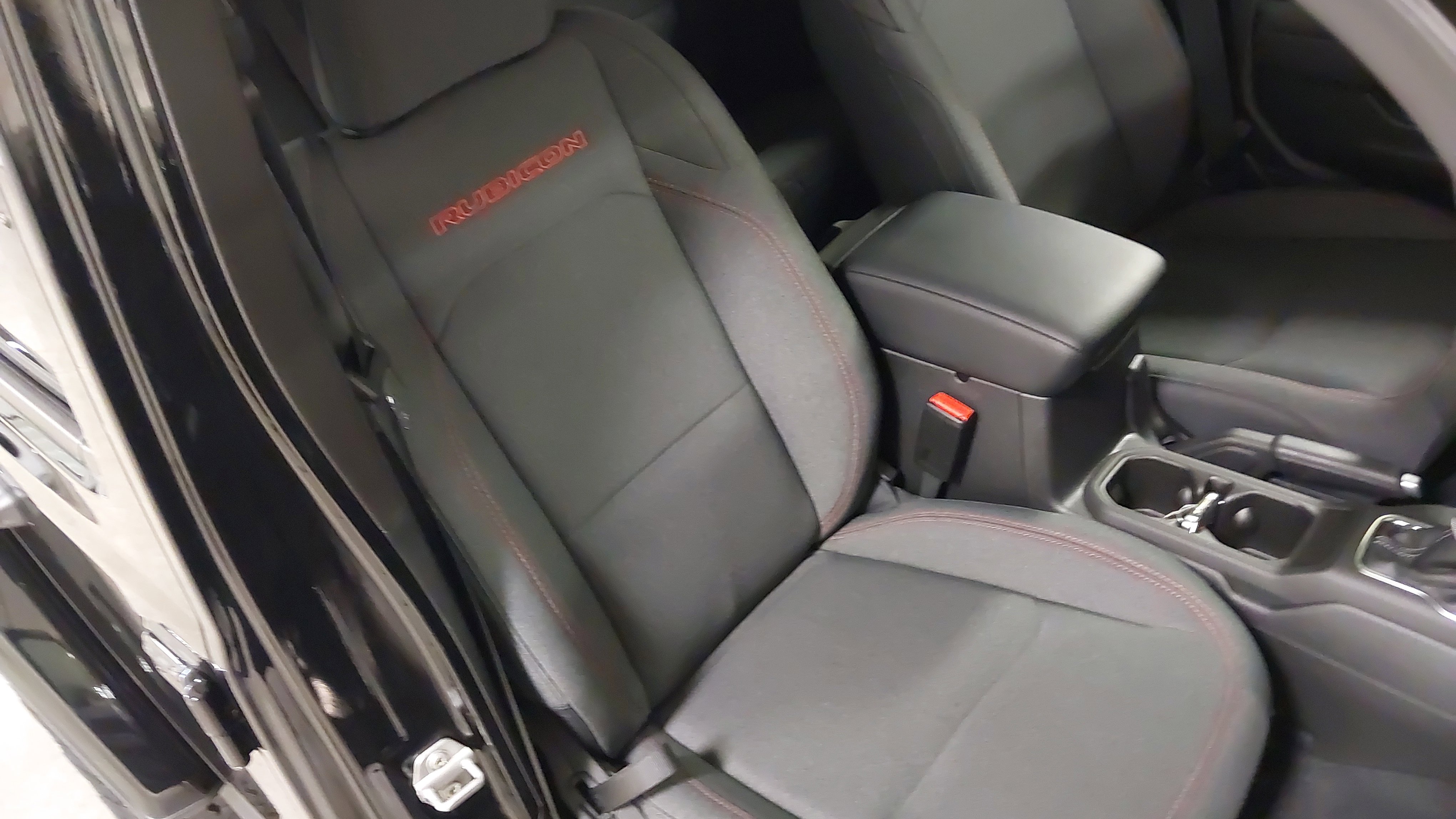 New 2025 Jeep Wrangler Unlimited Rubicon w/ Convenience Group AWD/4WD image 28