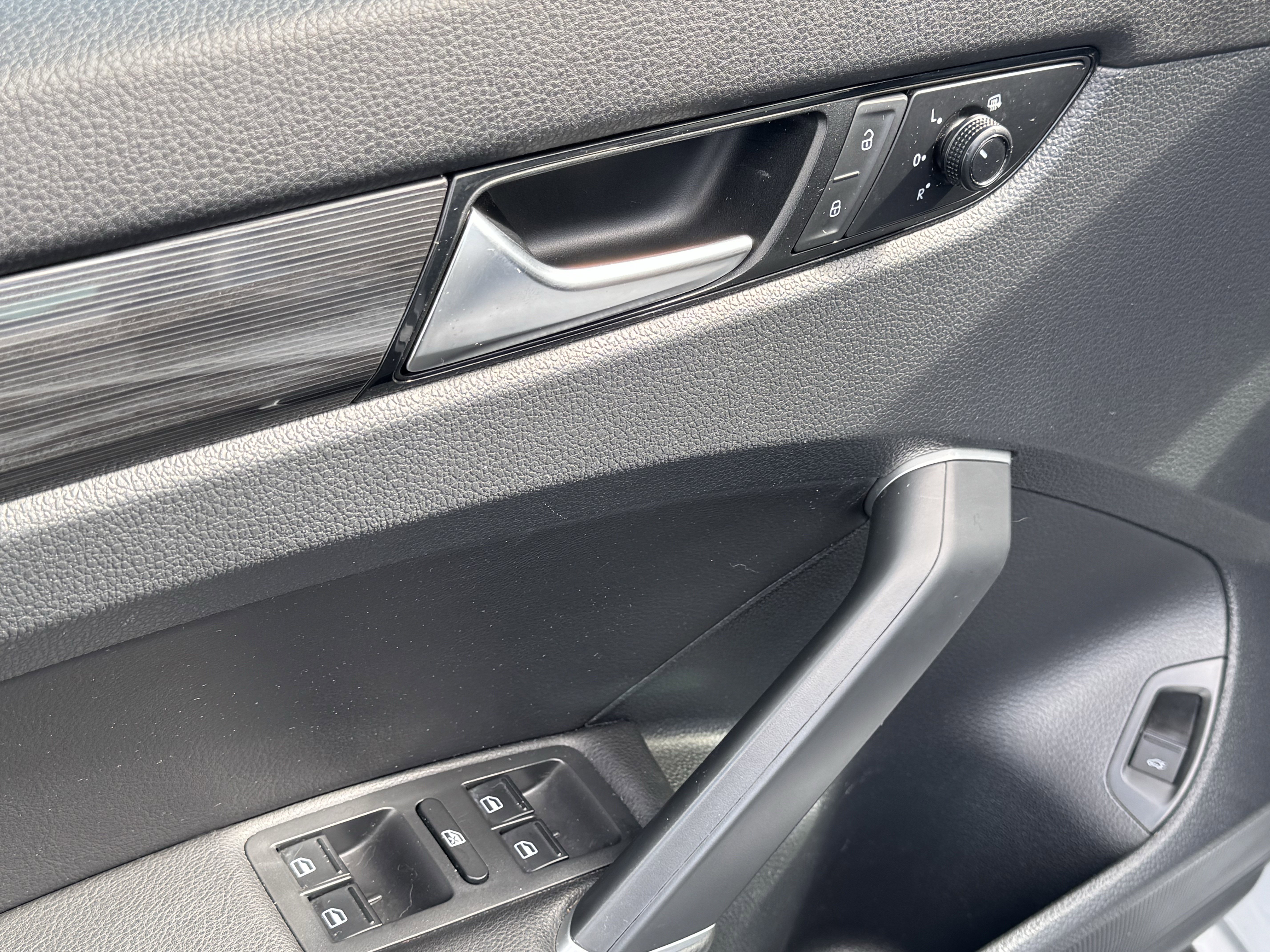 Used 2020 Volkswagen Passat 2.0T R-Line image 14