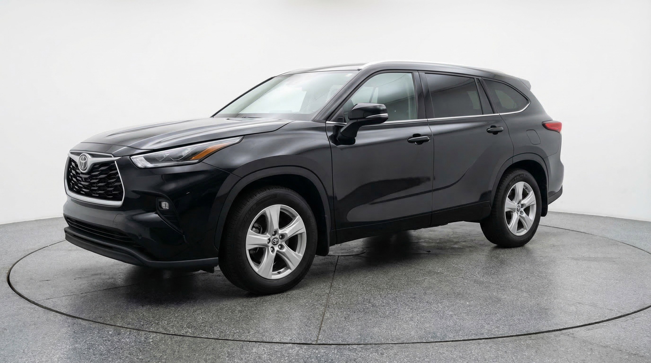 Used 2025 Toyota Highlander LE image 3