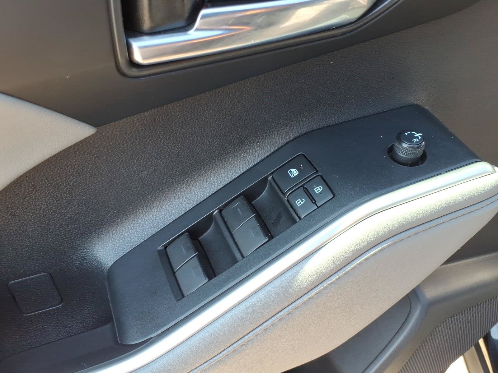 Used 2020 Toyota Highlander XLE AWD/4WD image 13