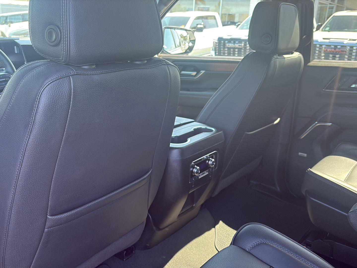 Used 2025 GMC Yukon XL Denali AWD/4WD image 39