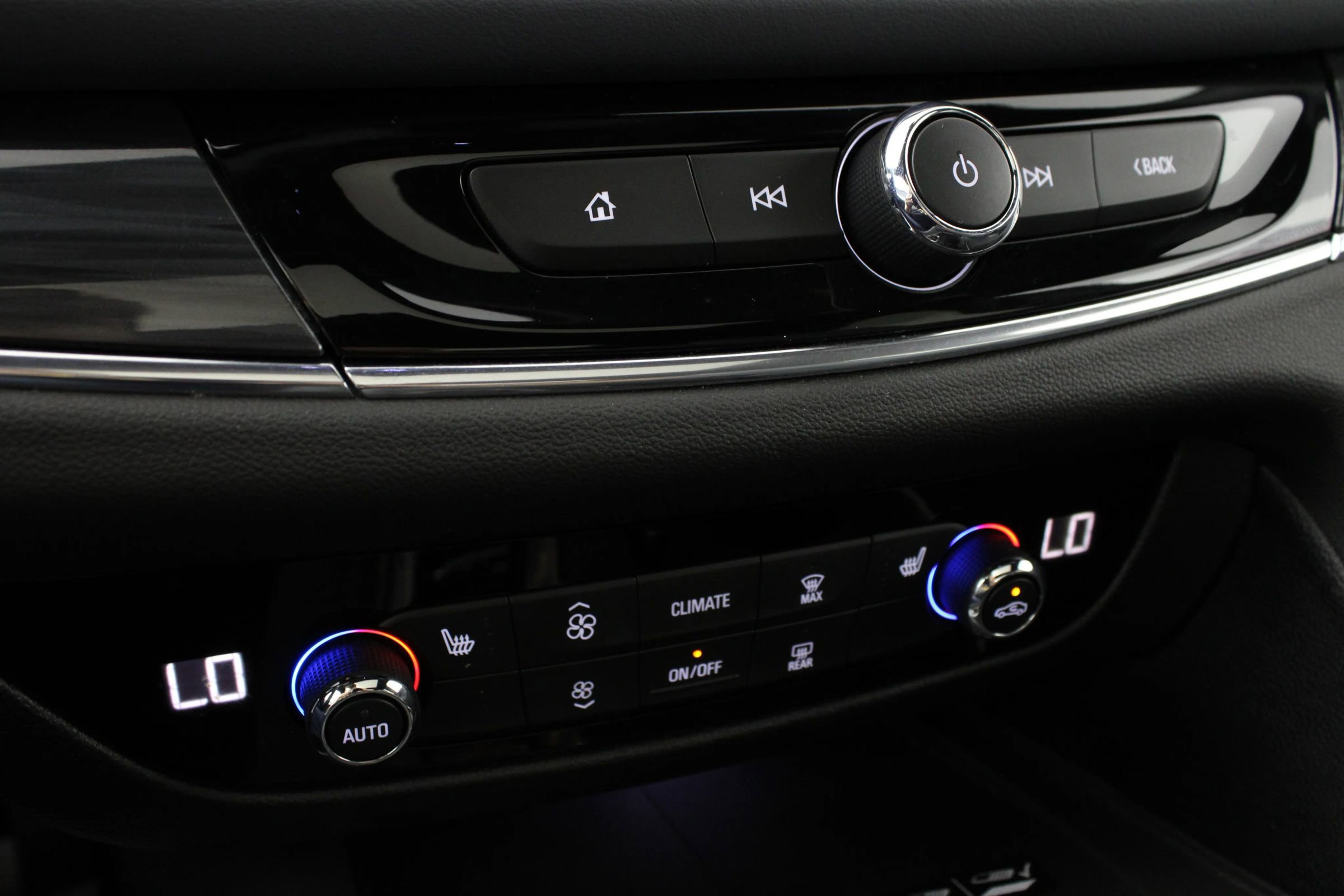 Used 2024 Buick Enclave Essence w/ Experience Buick Package AWD/4WD image 24