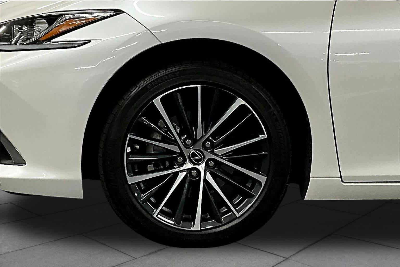 Used 2025 Lexus ES 300h w/ Premium Package FWD image 11