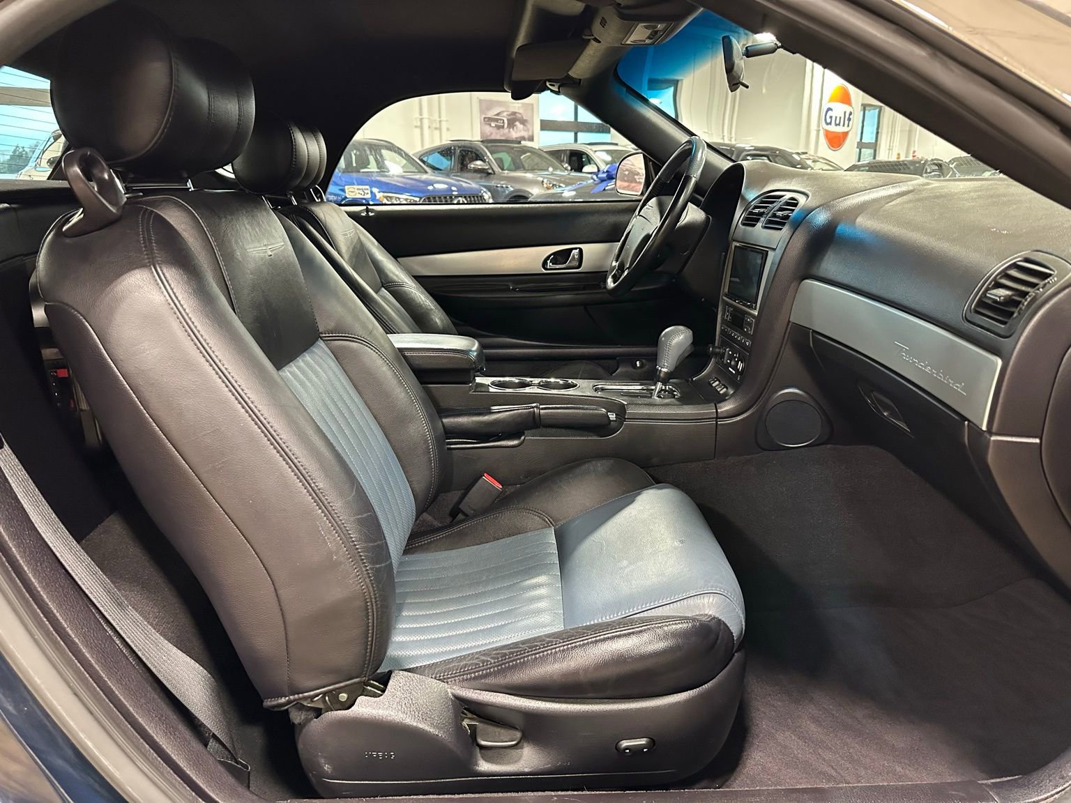 Used 2005 Ford Thunderbird image 28