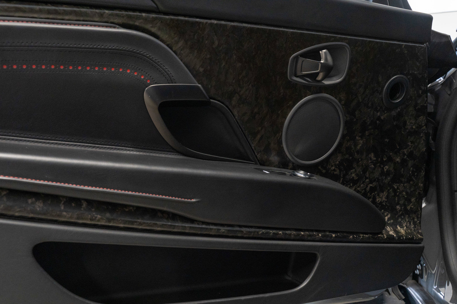 Used 2018 Aston Martin DB11 V12 RWD image 7