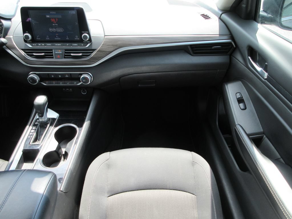 Used 2024 Nissan Altima 2.5 SV FWD image 15