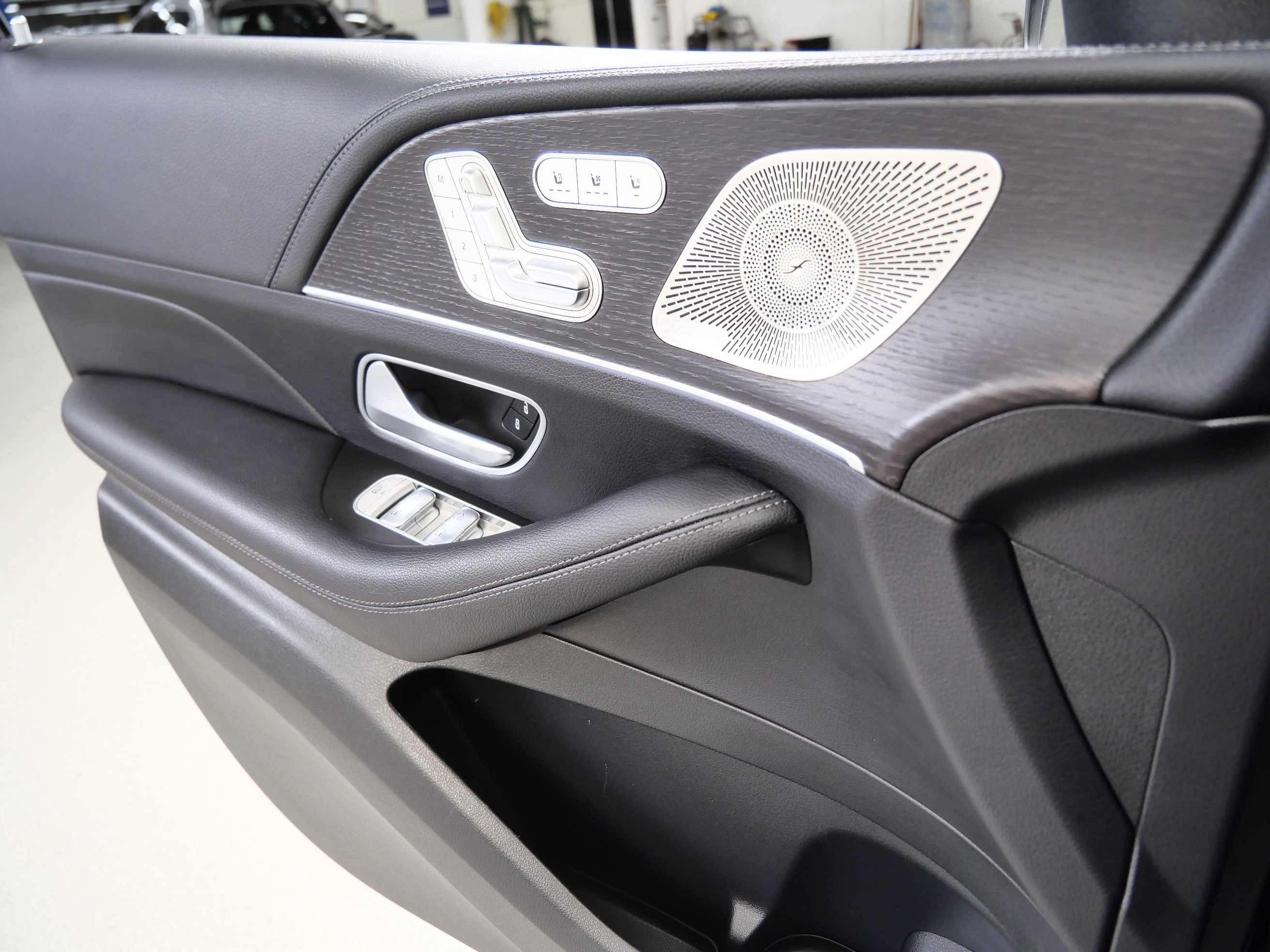 Certified 2025 Mercedes-Benz GLE 450e 4MATIC w/ Winter Package image 32