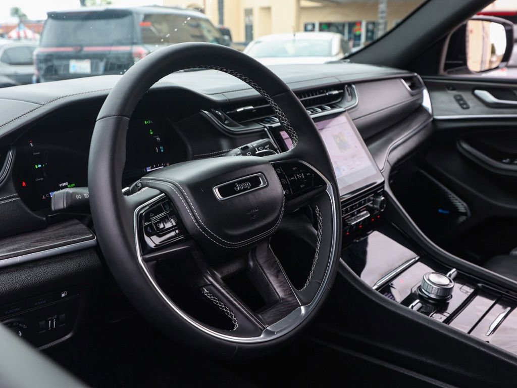 Used 2024 Jeep Grand Cherokee Overland w/ Luxury Tech Group IV image 13