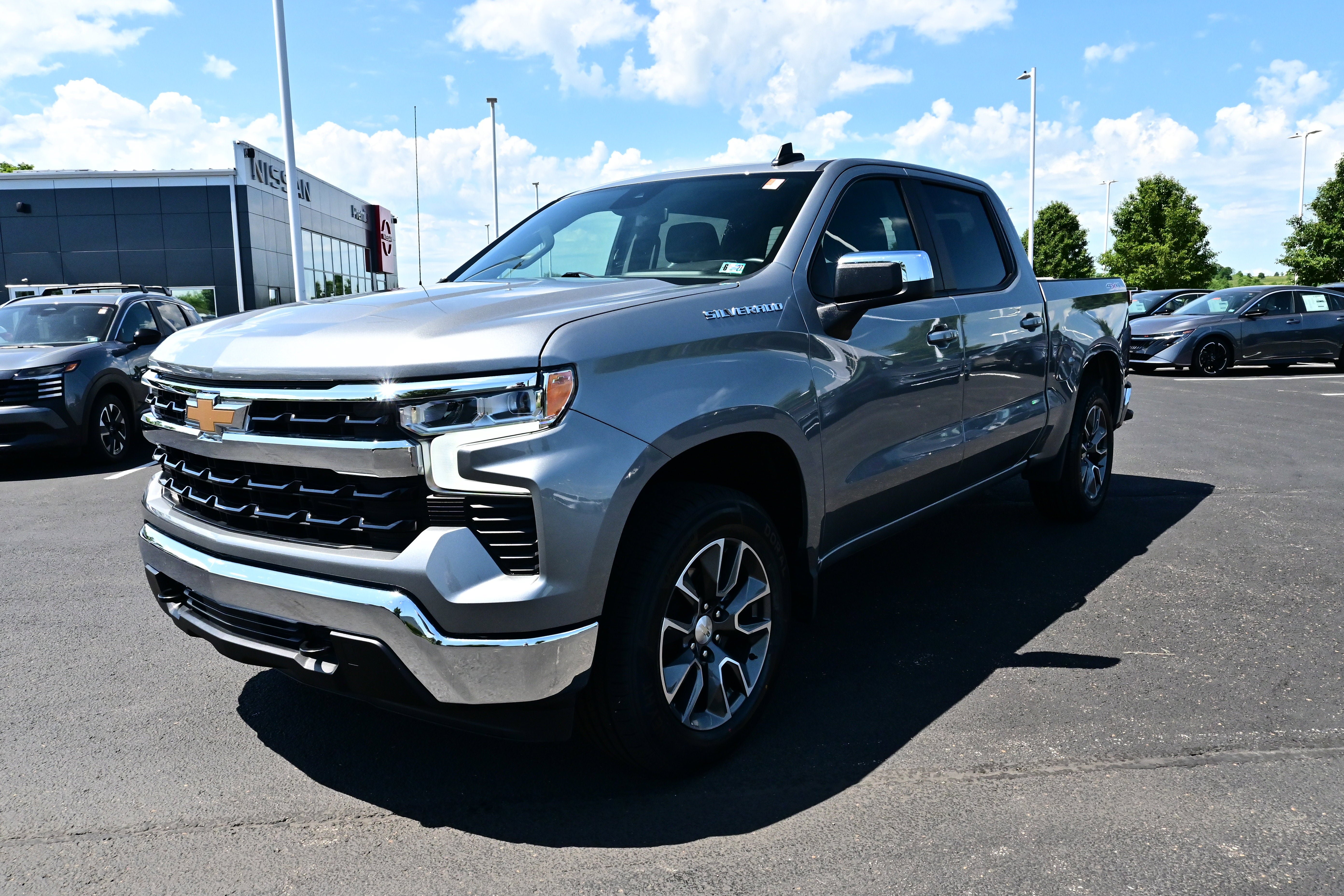 Used 2024 Chevrolet Silverado 1500 LT AWD/4WD image 4