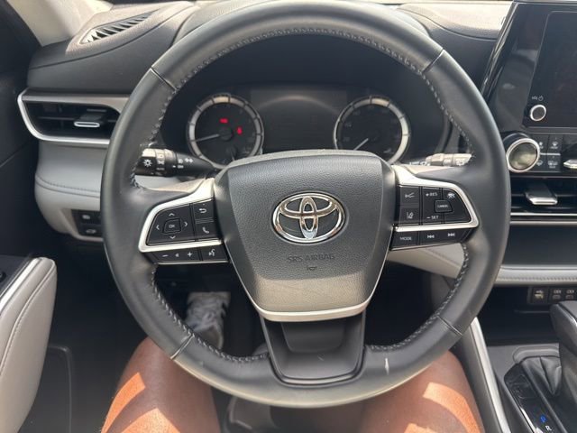 Used 2023 Toyota Highlander LE AWD/4WD image 13