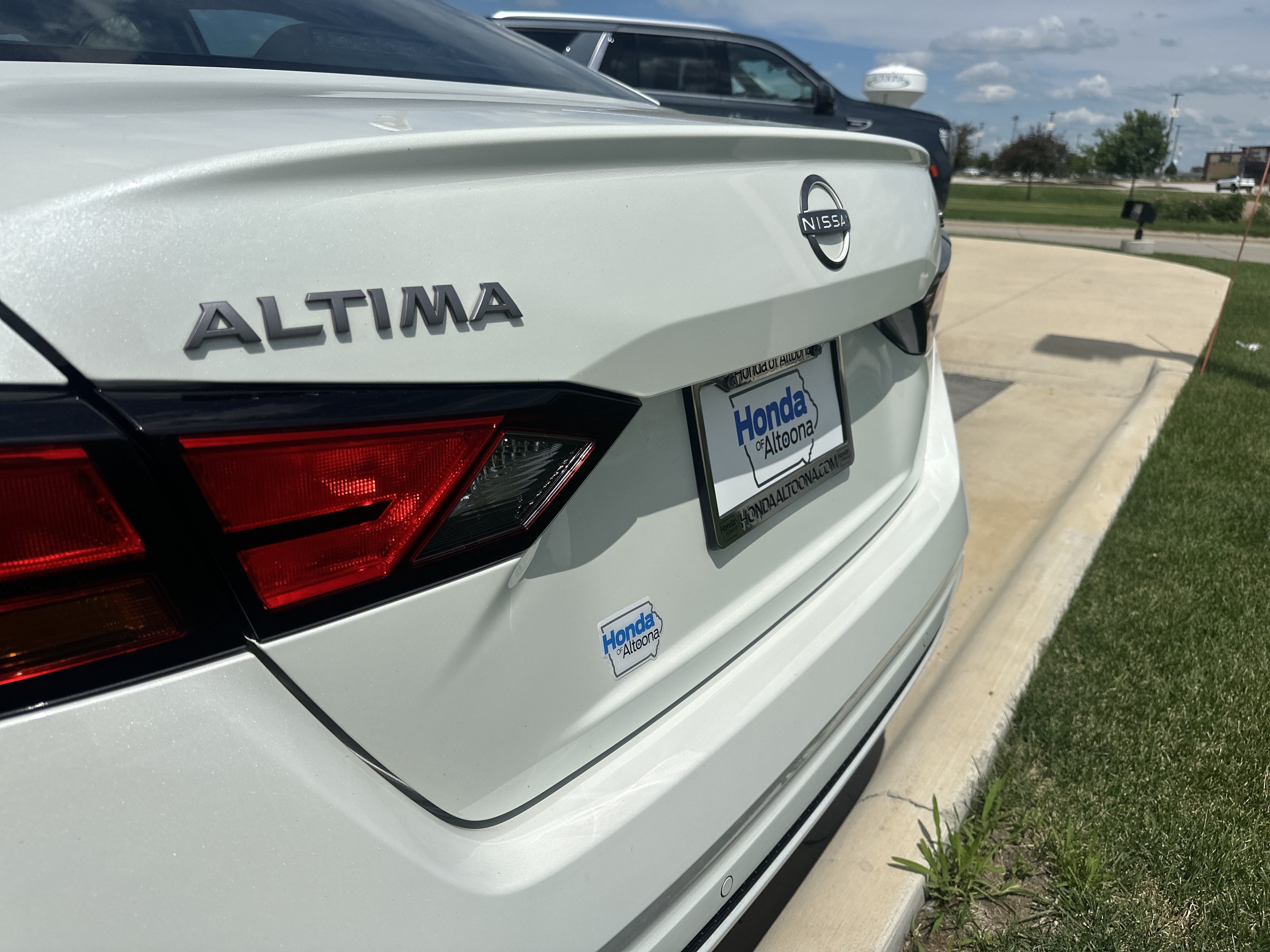 Used 2023 Nissan Altima 2.5 SV FWD image 9