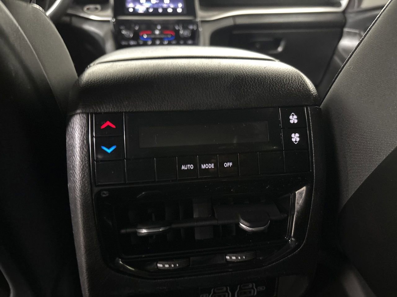 Used 2023 Jeep Grand Cherokee L Laredo image 24