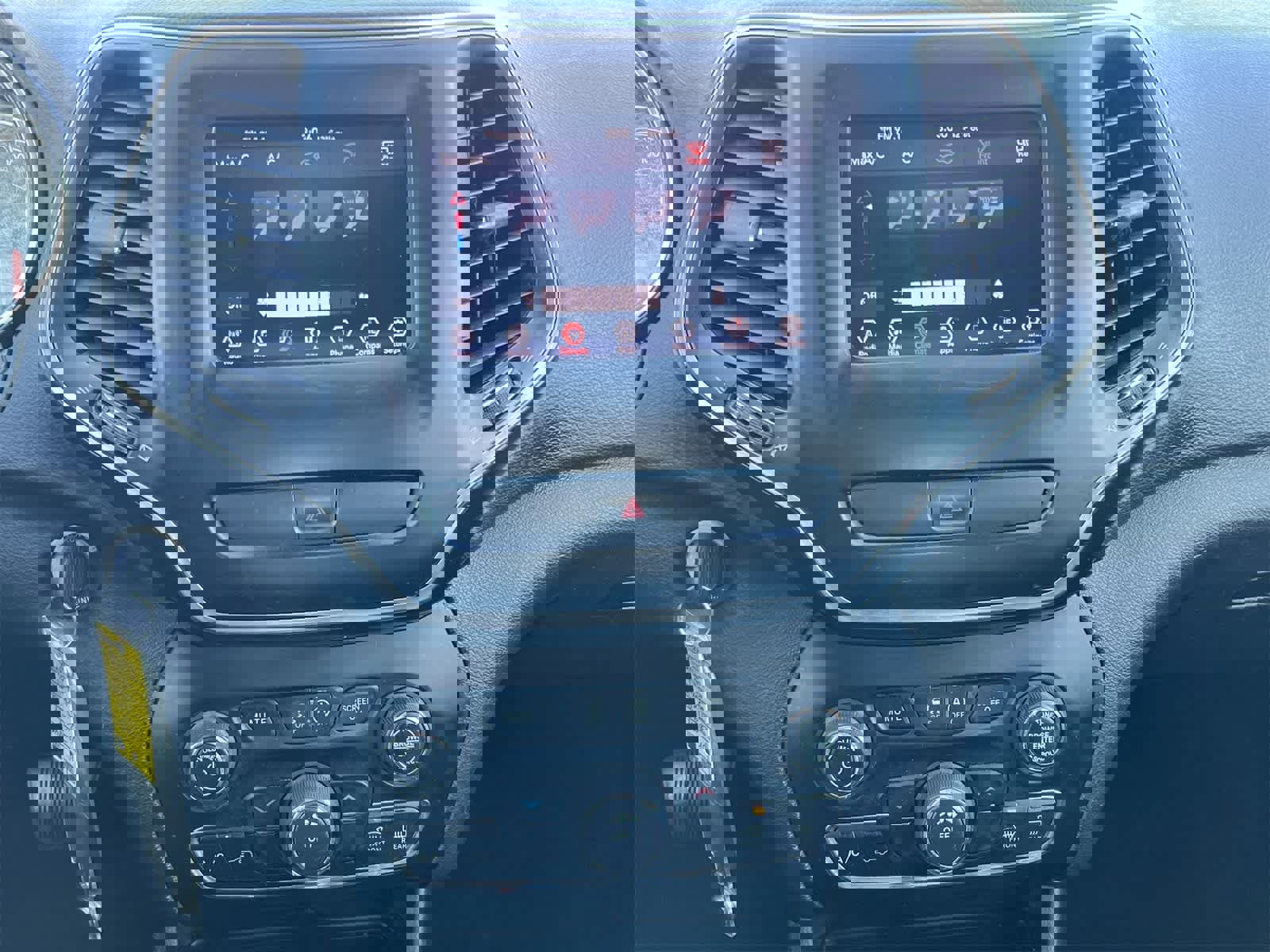 Used 2019 Jeep Cherokee Latitude w/ Popular Appearance Group image 27