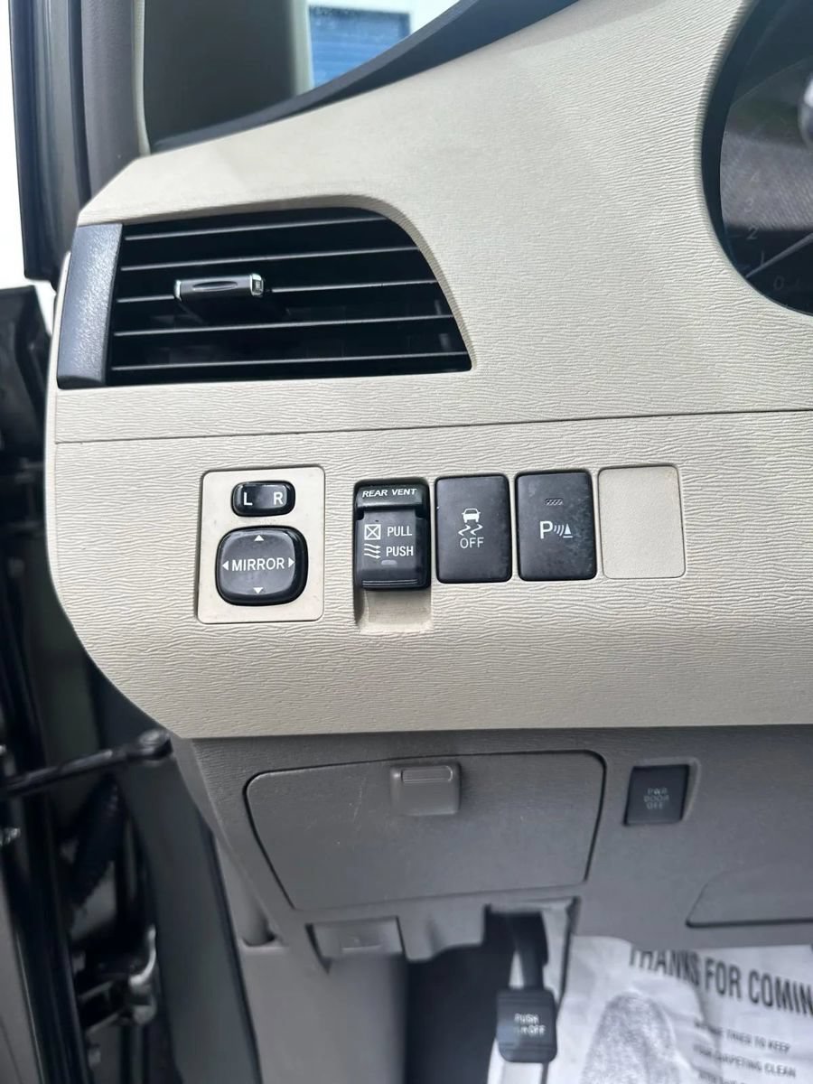 Used 2011 Toyota Sienna XLE w/ XLE Navigation Pkg FWD image 6