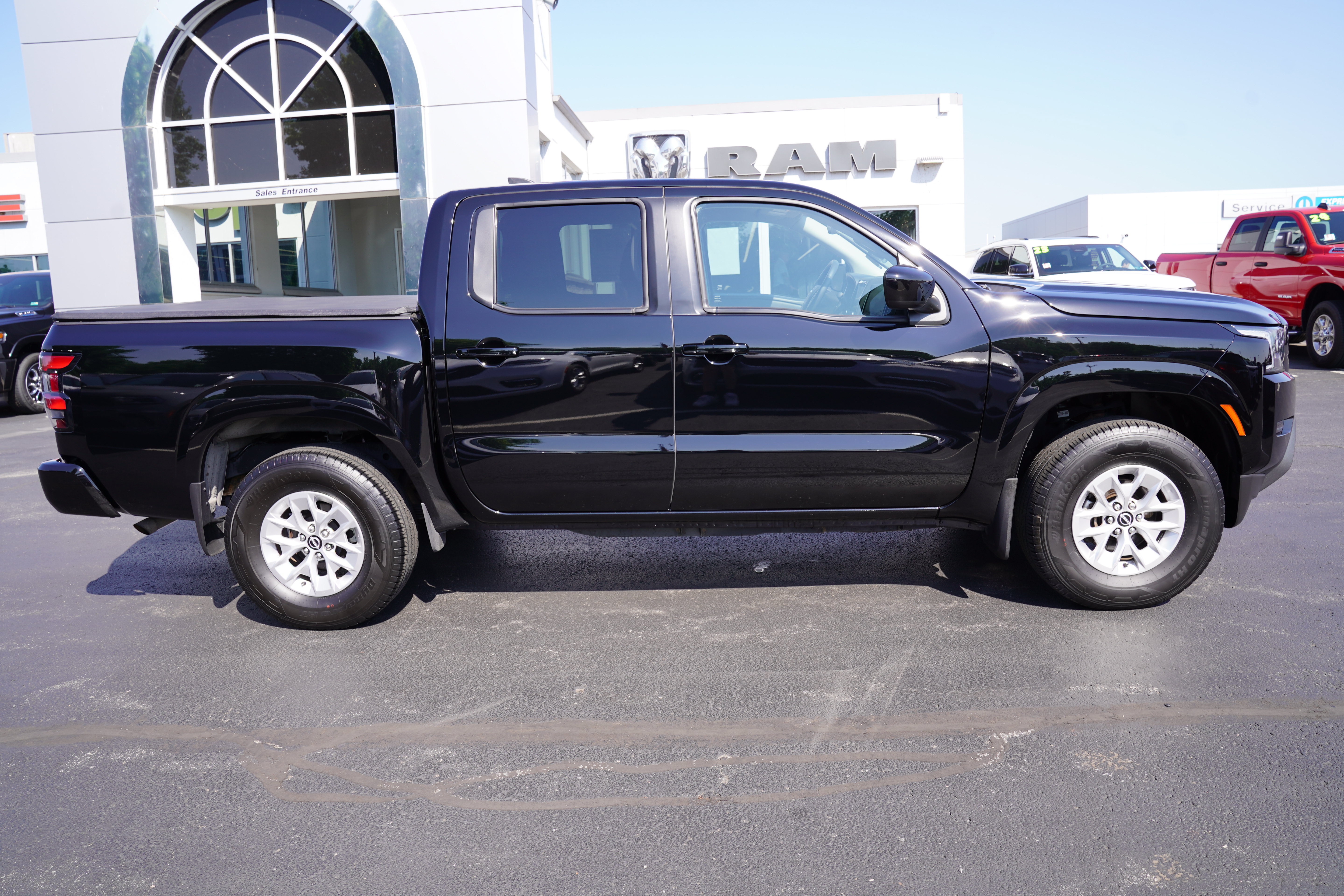 Used 2024 Nissan Frontier SV w/ Technology Package AWD/4WD image 2