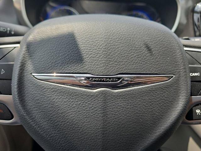 Used 2023 Chrysler Pacifica Touring-L FWD image 5