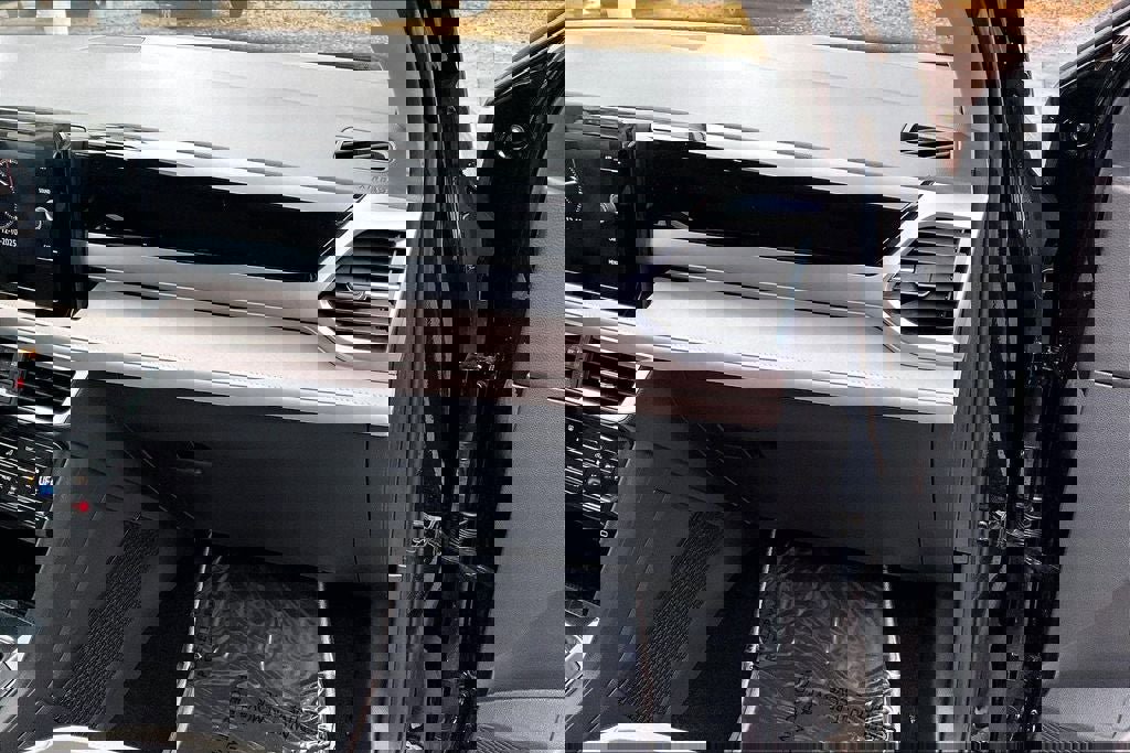 Certified 2025 Volkswagen Taos SE w/ Panoramic Sunroof Package image 16