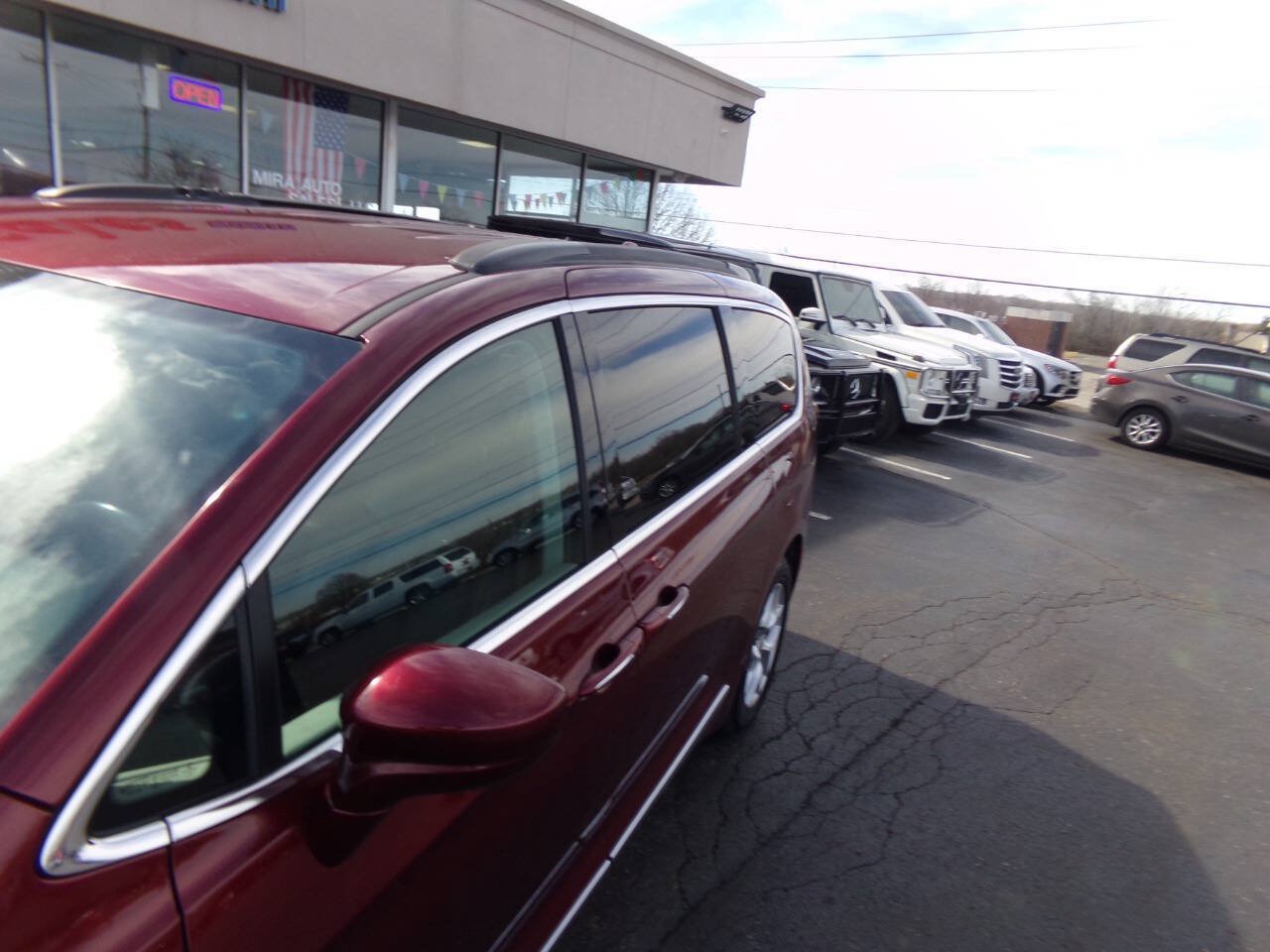 Used 2017 Chrysler Pacifica Touring-L w/ Tire & Wheel Group FWD image 37