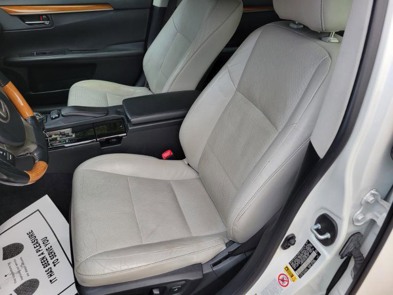 Used 2015 Lexus ES 300h w/ Navigation System Package image 4