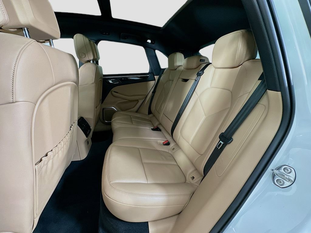 Certified 2023 Porsche Macan AWD/4WD image 24