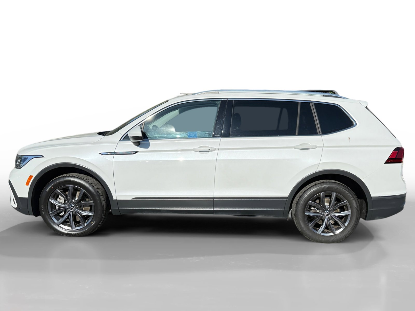 Used 2023 Volkswagen Tiguan SE image 2
