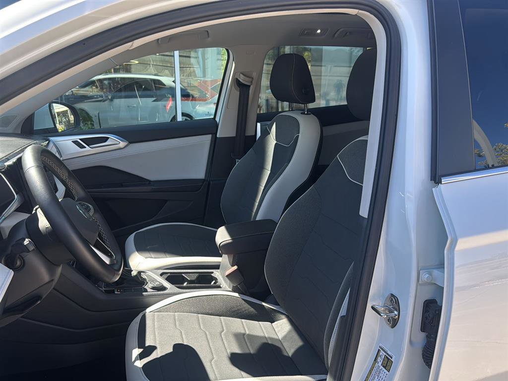 Used 2025 Volkswagen Taos SE w/ Panoramic Sunroof Package image 12