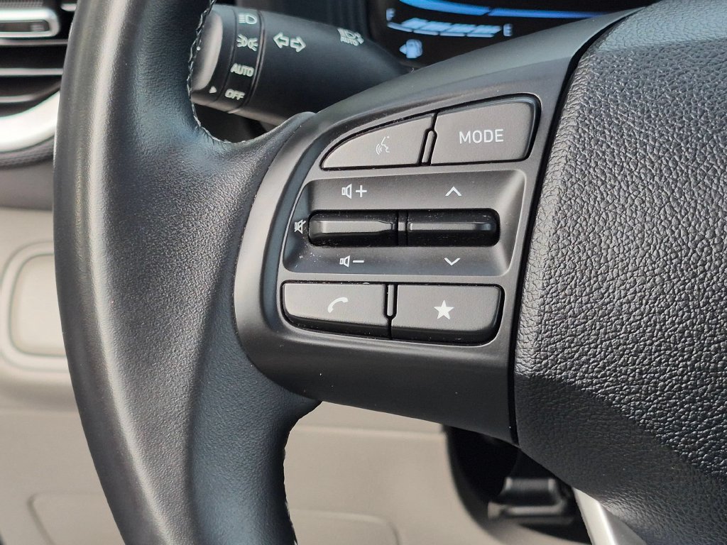 Used 2025 Hyundai Venue SEL FWD image 17