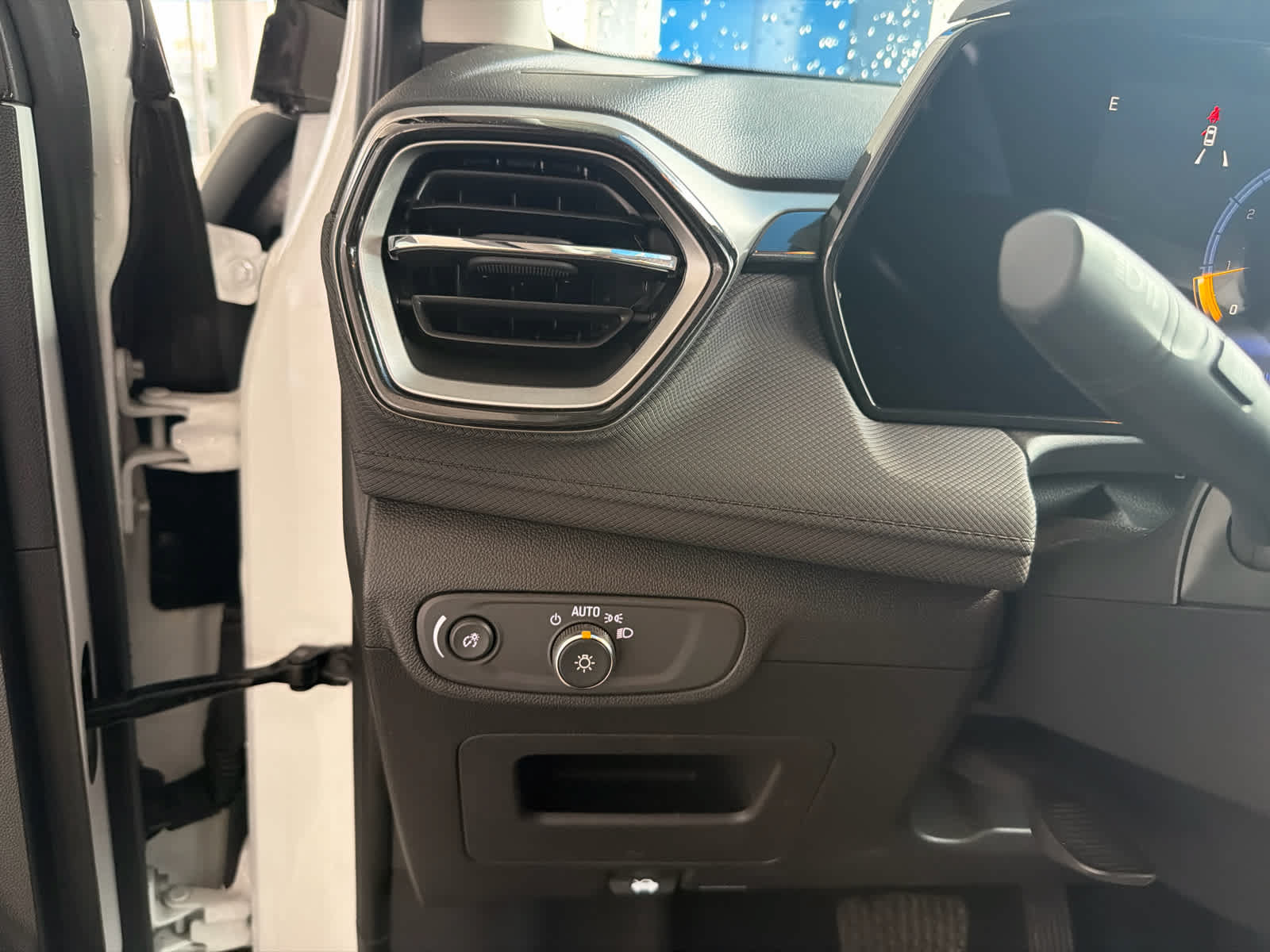 Used 2024 Chevrolet TrailBlazer LT AWD/4WD image 23