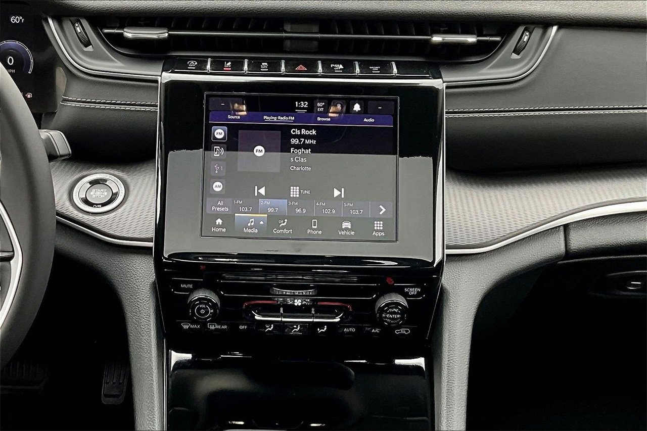 Certified 2024 Jeep Grand Cherokee Laredo X image 11