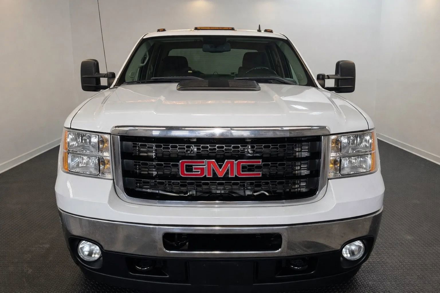 Used 2011 GMC Sierra 3500 SLE w/ SLE Preferred Package AWD/4WD image 2