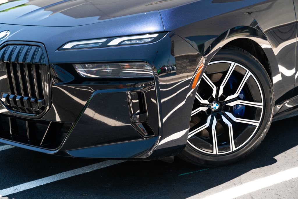 Used 2023 BMW i7 xDrive60 AWD/4WD image 3