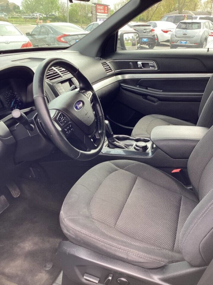 Used 2017 Ford Explorer XLT AWD/4WD image 27