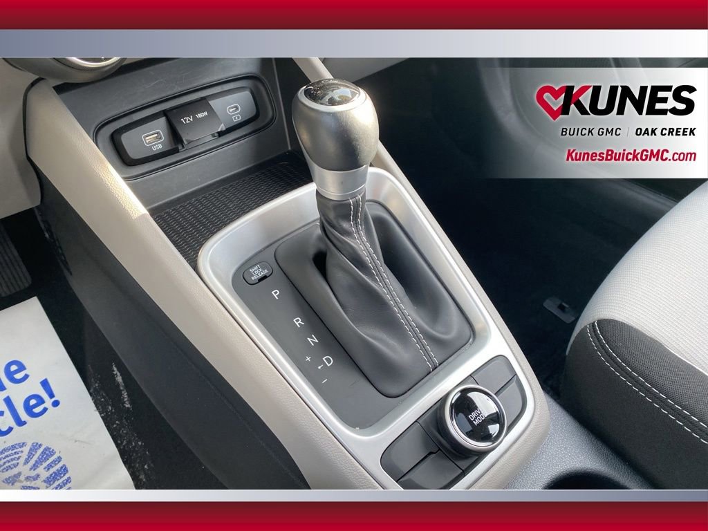 Used 2025 Hyundai Venue SEL FWD image 17