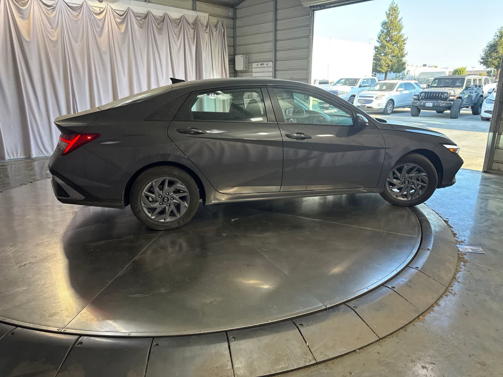 Used 2026 Hyundai Elantra Hybrid FWD image 4