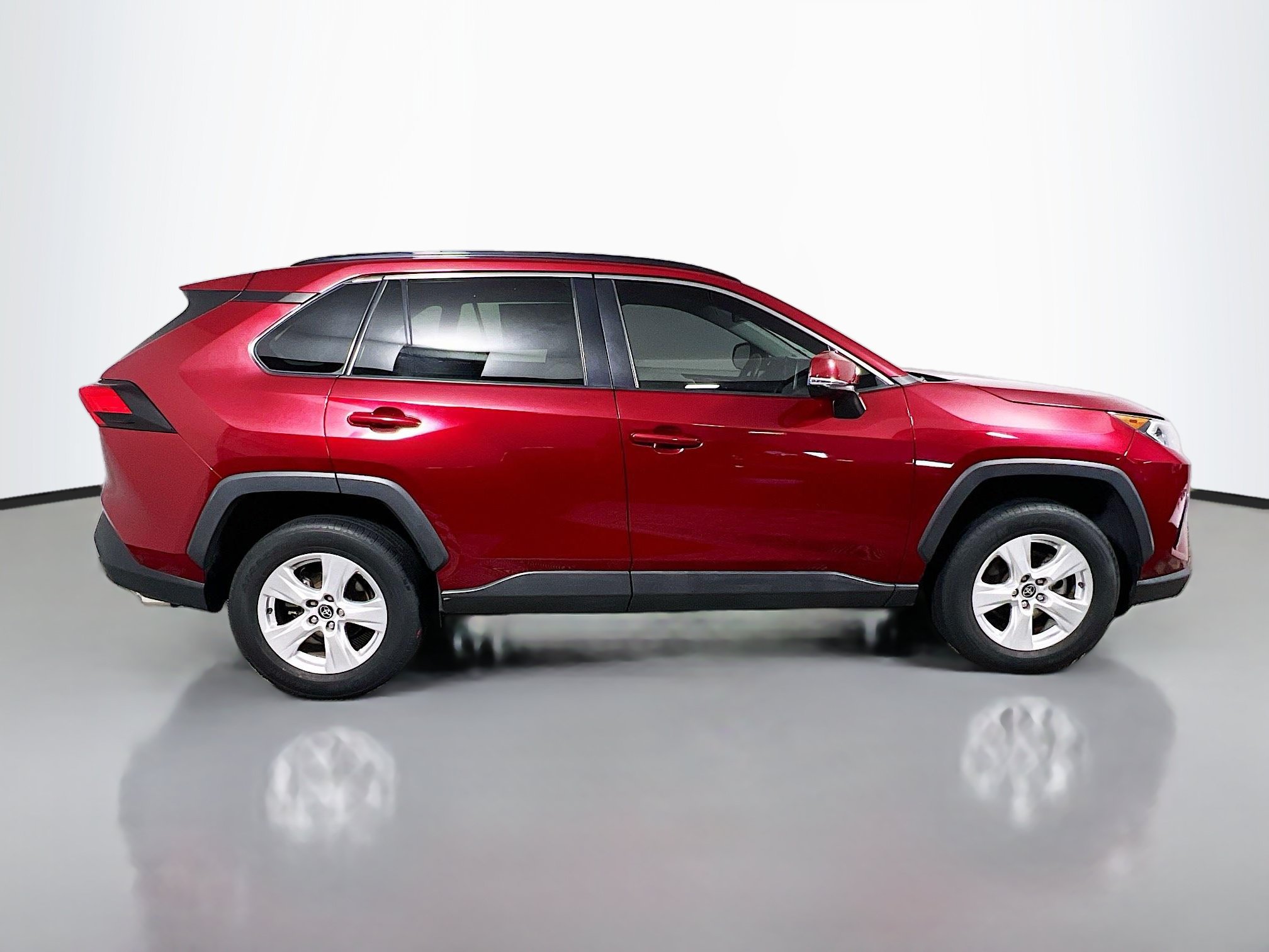 Used 2021 Toyota RAV4 XLE w/ Convenience Package AWD/4WD image 3